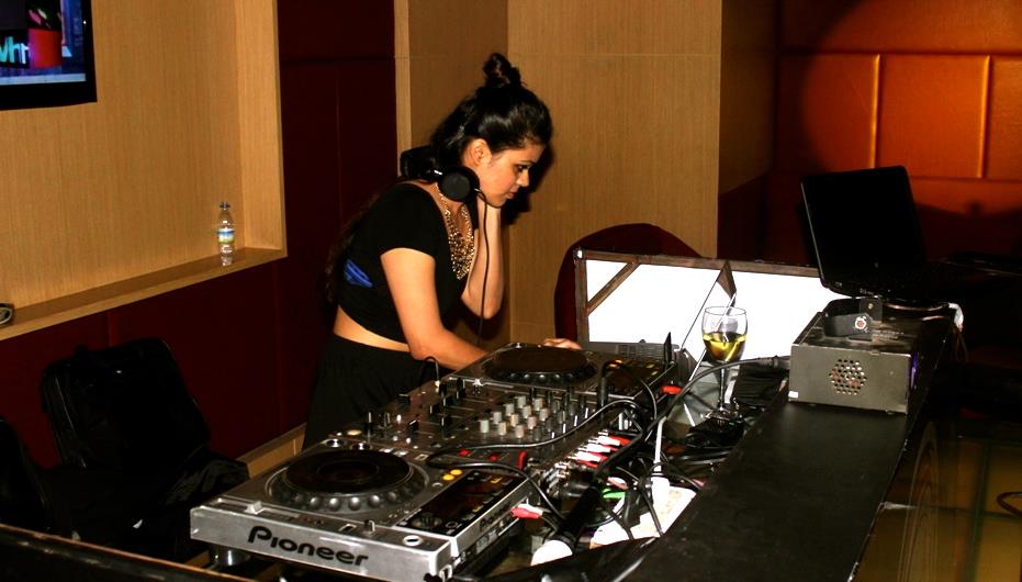 female disco jockey nashik
