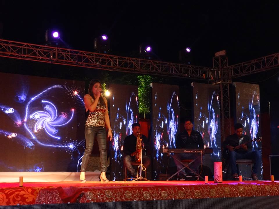 best live band with girl nashik