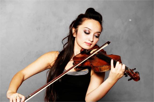 female violin player nashik